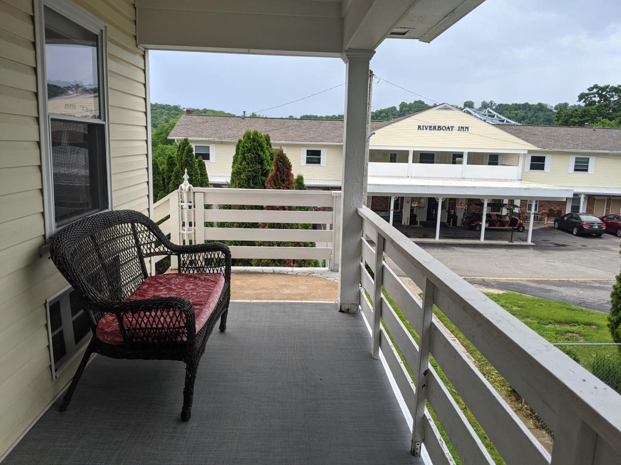 Riverboat Inn & Suites Madison Exterior photo