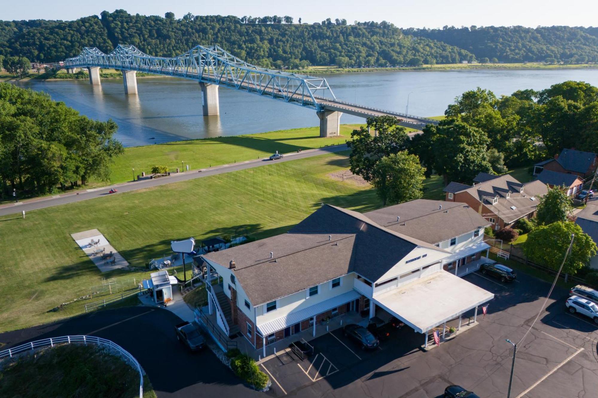 Riverboat Inn & Suites Madison Exterior photo