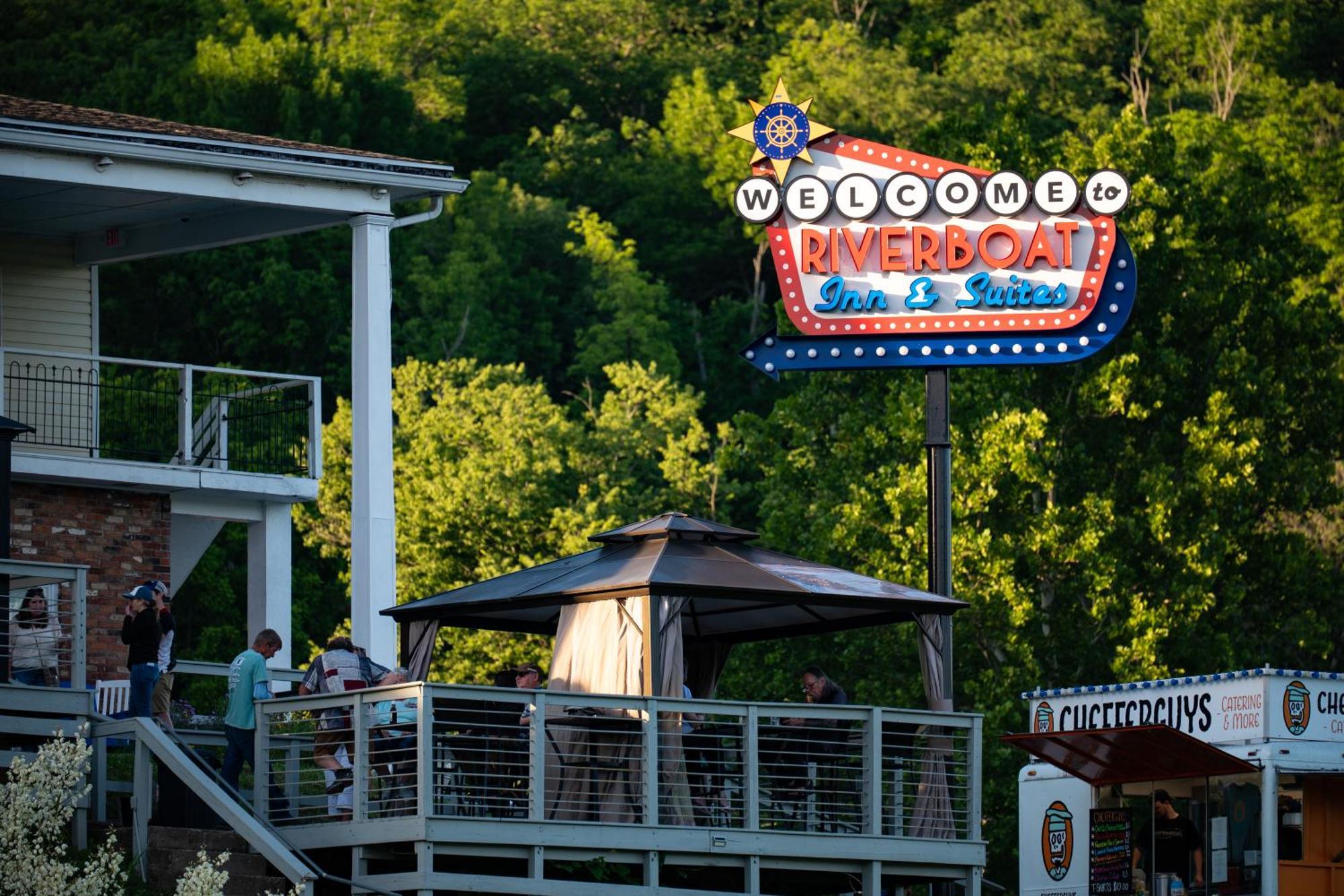 Riverboat Inn & Suites Madison Exterior photo