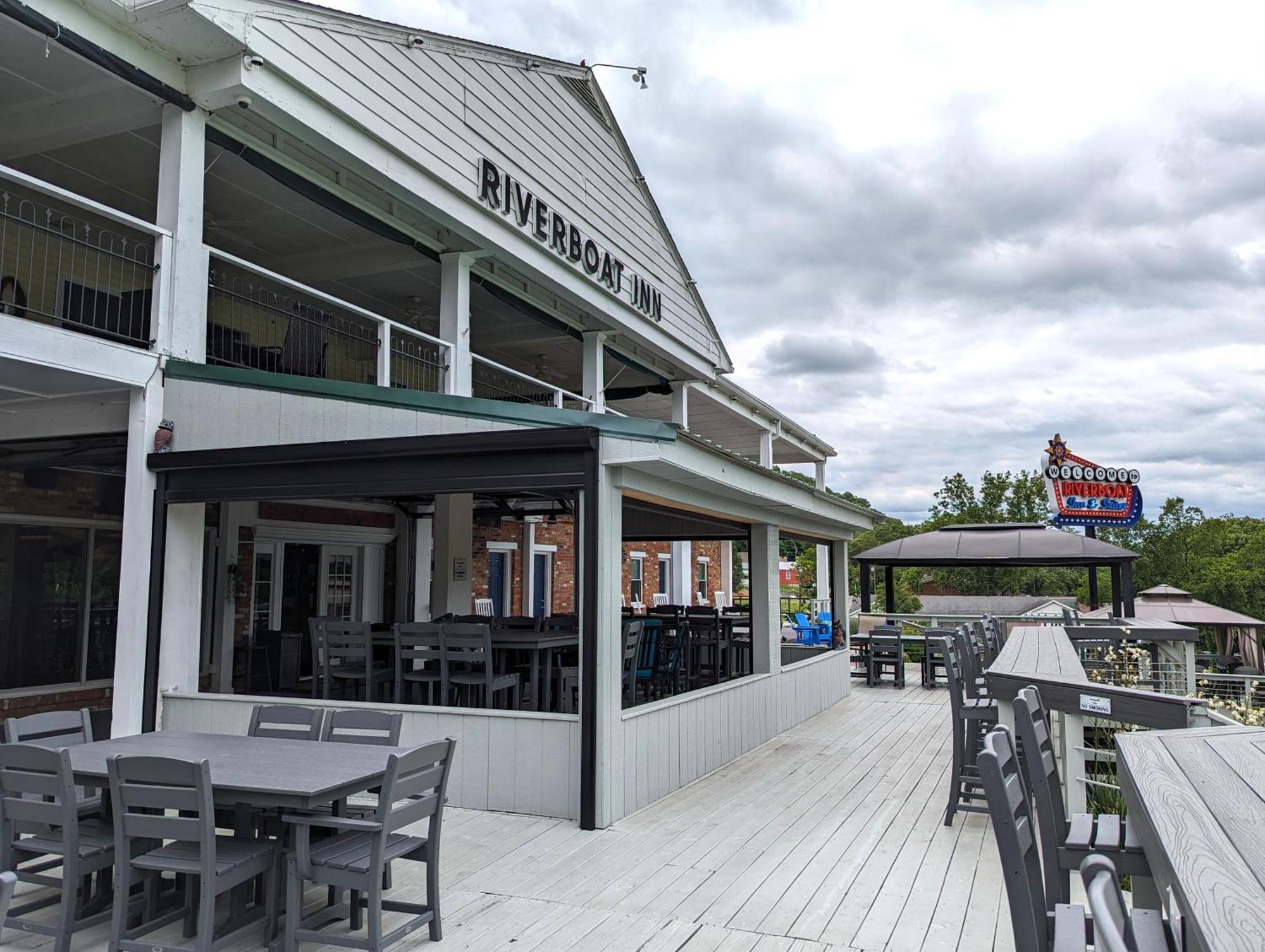 Riverboat Inn & Suites Madison Exterior photo