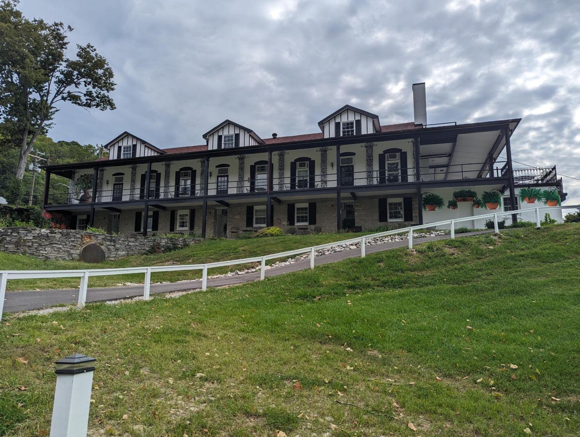 Riverboat Inn & Suites Madison Exterior photo